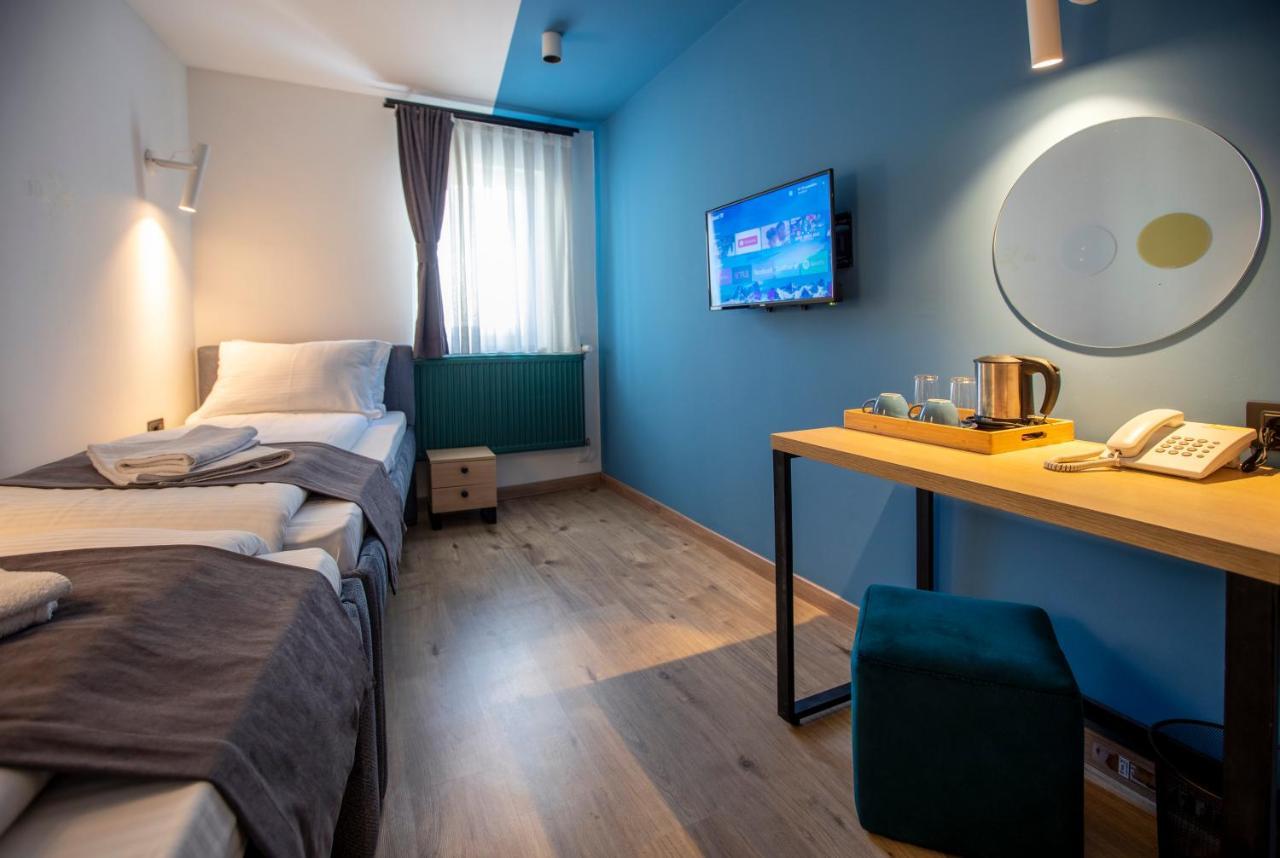 Hotel 4 Llulla Pristina Exterior foto